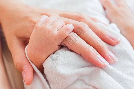 新生婴儿握着母亲的手指图片
