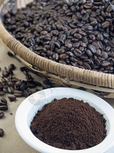 深烤咖啡豆和研磨咖啡背景图片