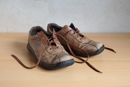 一双破旧的破旧男式皮鞋图片
