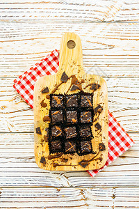 木砧板上的巧克力布朗尼蛋糕甜点图片