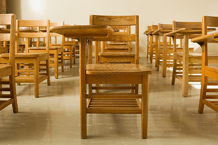 有椅子和桌子的空教室图片