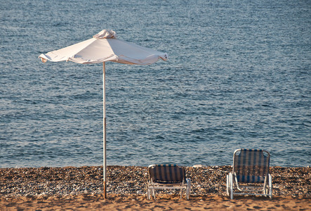 海滩的雨伞和沙图片
