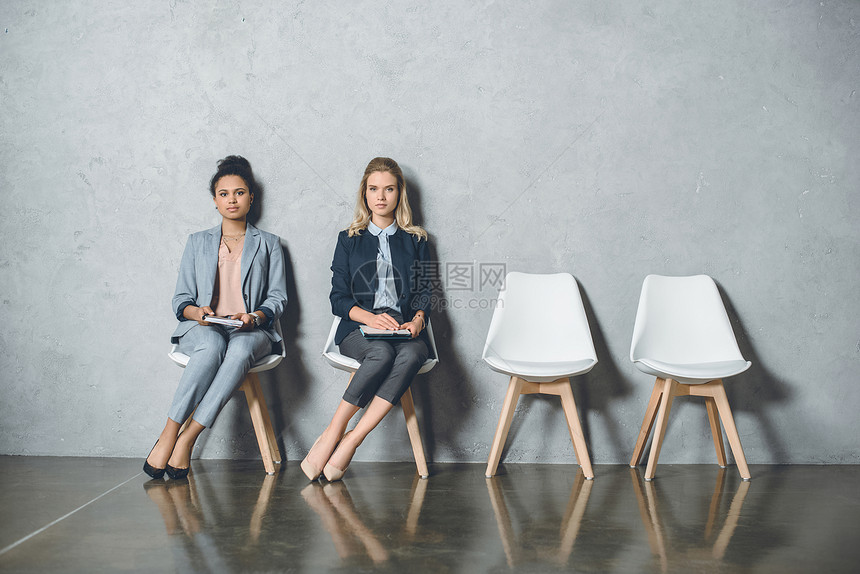 坐在椅子上等待工作面试的年轻多文化女青年商业女商人数截至2001年1图片