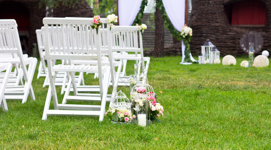 户外草坪婚礼仪式椅子图片