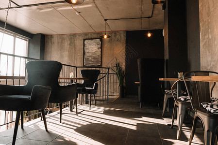 阳光下现代阁楼咖啡屋的带桌椅的阳台图片