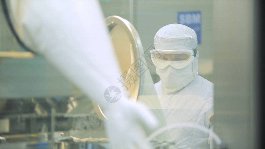 制药厂的工人在制药厂内工作的实验室技术员医药制造制药机的图片