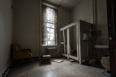 废弃医院的旧房间背景图片