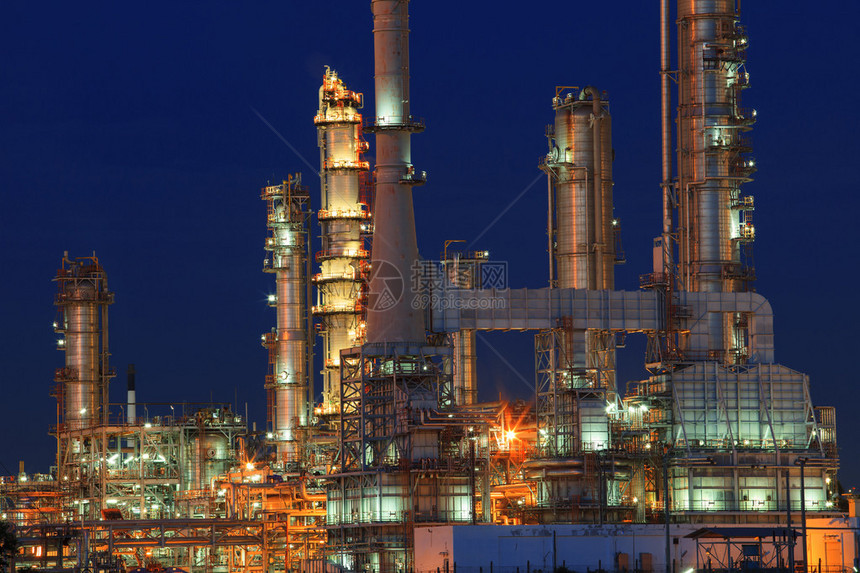 石油化工产业中的石油炼厂夜间使用蓝天背图片