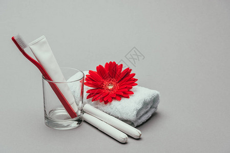 紧闭卫生用品鲜花和毛巾的外观图片