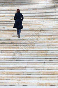 走上楼梯的孤独的女人图片