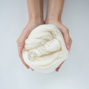 白色梅里诺羊毛球的近图片