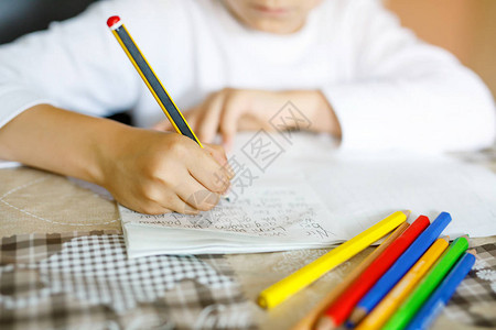 儿童做功课和写故事作文图片