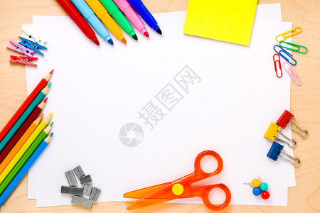一组蜡笔剪刀彩色夹子图钉子便利贴毡尖彩色笔和其他用品图片