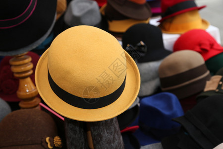 豪华服装店出售的黄色毡帽图片