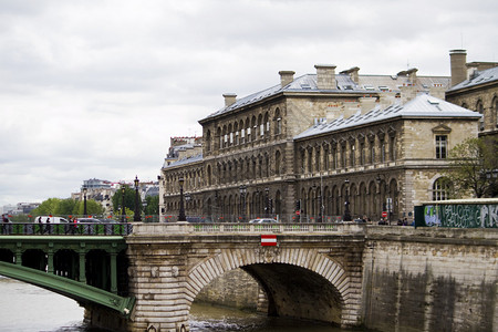 法国巴黎塞纳河旁典型建筑景观图片