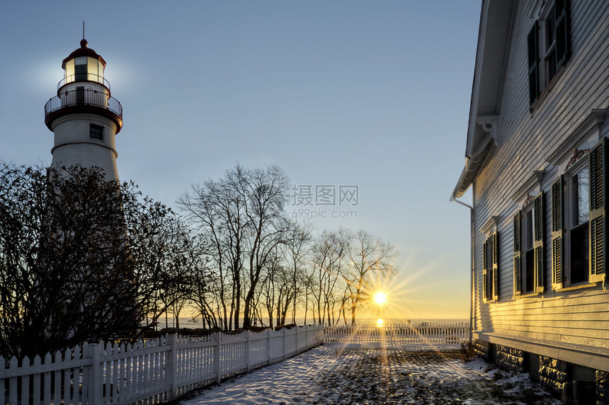 西北俄亥州史无前例的Marblehead灯塔座落在冰冻的伊利湖的岩石海岸边图片