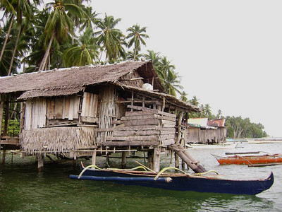 小船是东方达沃Banaybanay渔村高跷房屋居图片