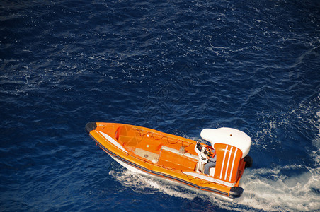 救生艇在海上进行搜救行动背景图片
