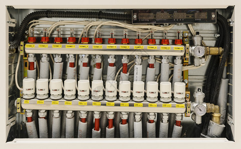 集中供暖和空调系统中的绝缘管道和阀门图片
