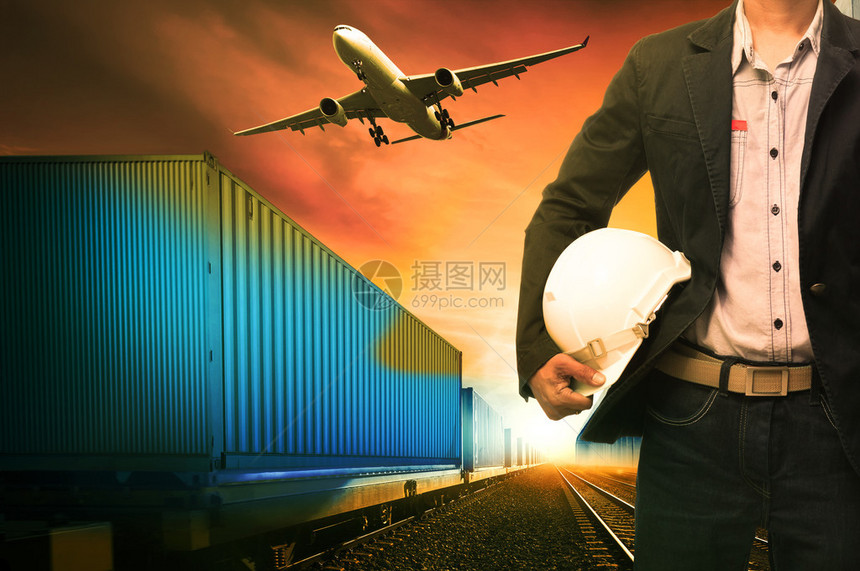 工业集装箱列车在铁路上运行跟踪货机飞行与陆桥运输在船舶港口用于物流行业的陆路空运和船舶运输图片