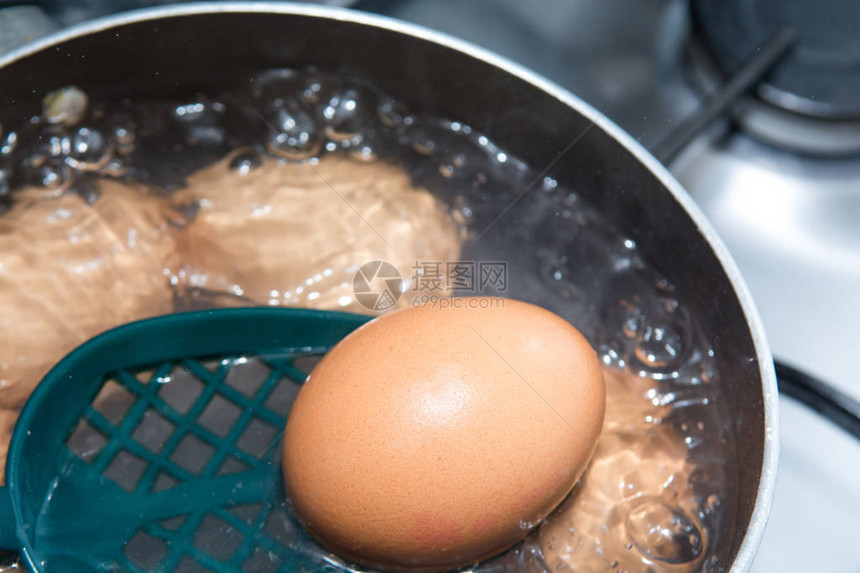 在一锅沸水中煮鸡蛋图片