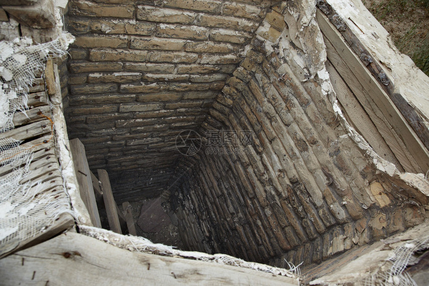 考古遗址上的古干水井水平照片图片