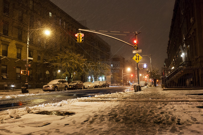曼哈顿大道和哈莱姆区第122街的交汇处被雪覆盖着图片