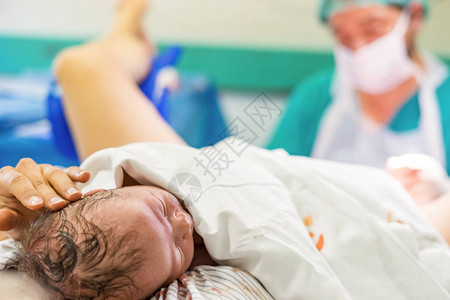 刚出生就可爱的新生婴儿男孩和背景医图片