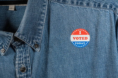 我投票支持美国中期选举的蓝色戴尼姆工作衣领贴在图片