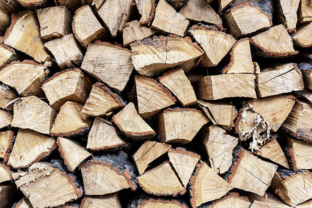 火柴壁墙为冬季和寒冷天气准备的木材堆干切橡树木图片