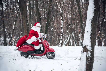 圣诞老人的侧边景色骑着红色摩托车满袋礼物背景图片