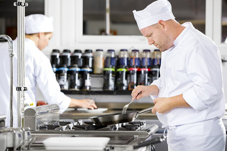 厨师和助理在专业的美食餐厅或酒店准备牛肉排菜图片