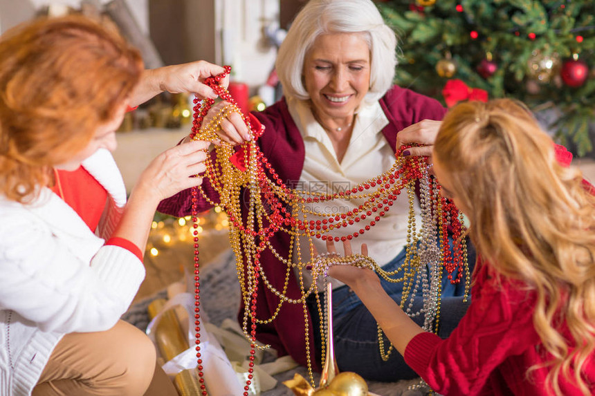 三代幸福家庭享受圣诞节装饰的欢乐图片