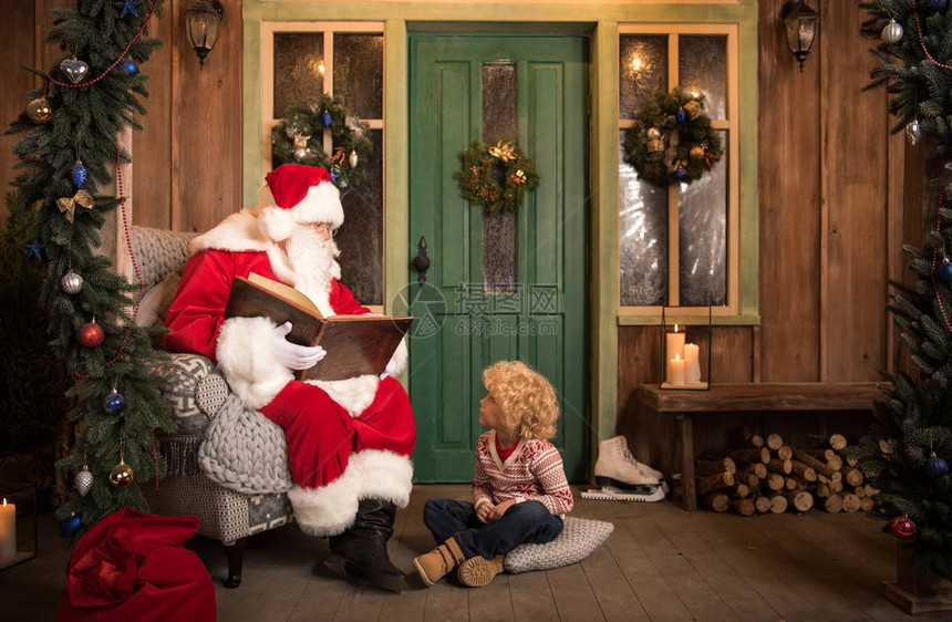 圣诞老人在圣诞节的时候给小孩读图片