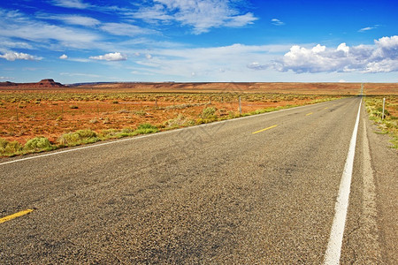 直达亚利桑那州高速公路和沙漠景观图片