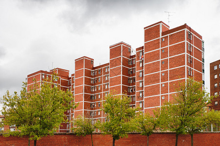 西班牙工人阶级社区中的公寓楼街区图片