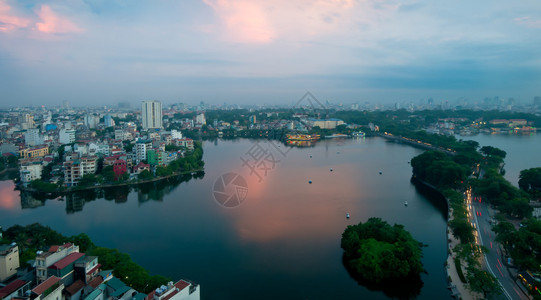傍晚时分在越南河内的天际线图片