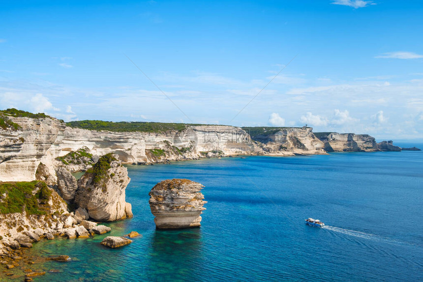 展示法国科塞博尼法西奥地中海沿岸悬崖的景象图片