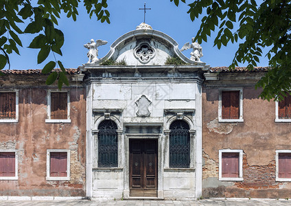 威尼斯布拉诺岛废弃风化教堂的外立面图片