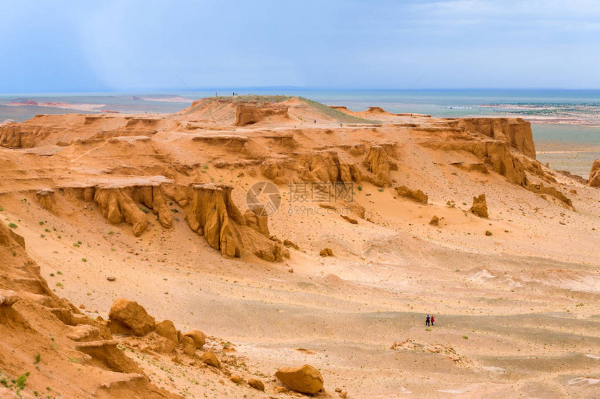 在蒙古南部全面发现恐龙骨头的地点KhermenTsav附近走来图片