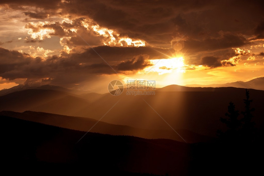 夏季日落时的科罗拉多山剪影山日落风光图片