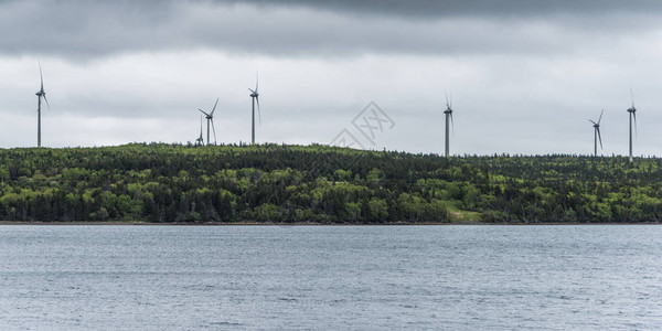 海峡上的风力涡轮机图片