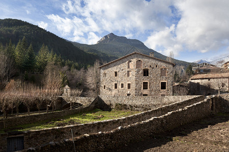 比利牛斯山村的景色图片