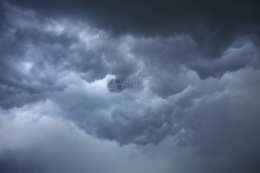暗不祥的灰色风暴云图片