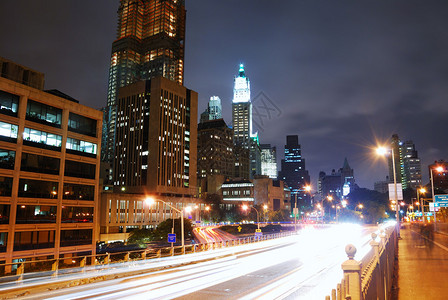 曼哈顿街景在纽约市的夜晚路图片