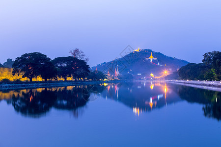 曼德勒山和许多寺庙图片