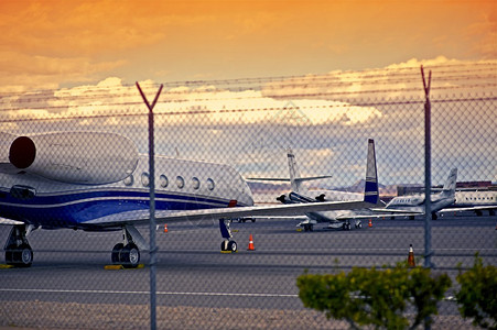 机场有小型喷气飞机空中运输主图片