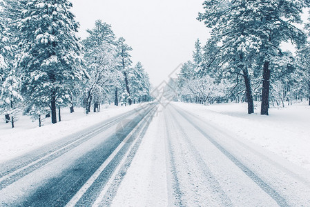 由冰雪覆盖的冬季道路冬天图片