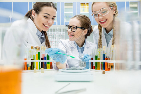 女科学家在化学实验室进行实验时快背景图片