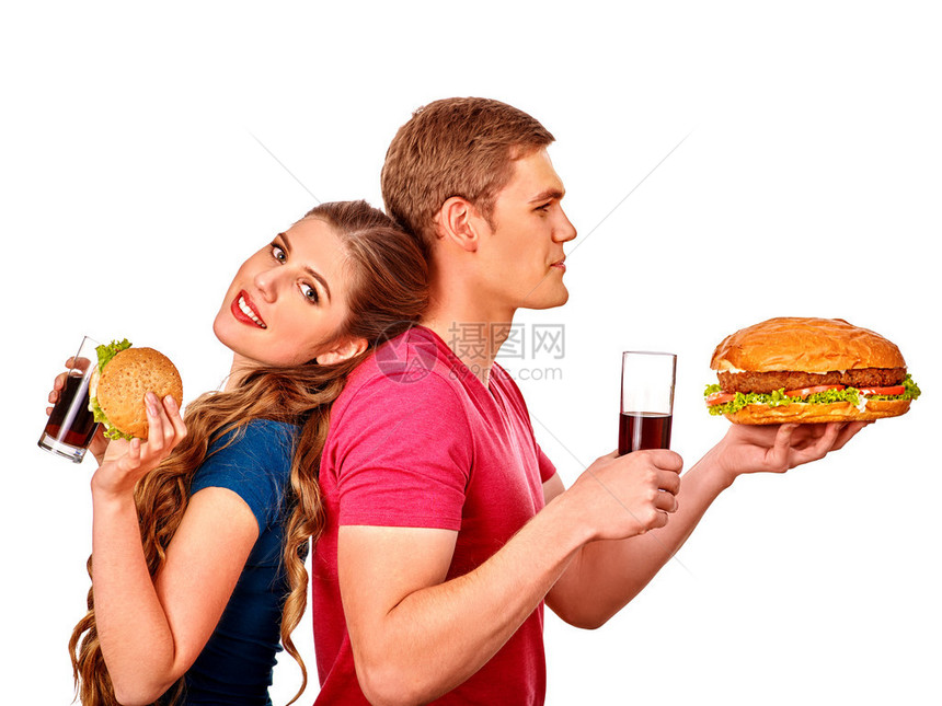拥有大汉堡和古柯可口乐的年轻幸福夫妇男女图片